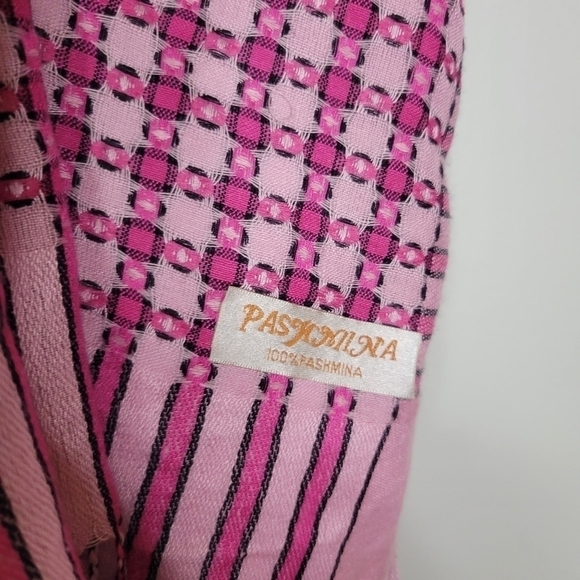 Pashmina pink abstract print scarf with fringe - Picture 3 of 5